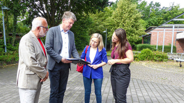 Gruppenfoo vor der Schule