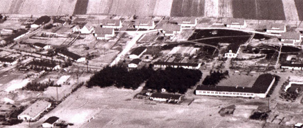 Das Foto zeigt eine Luftaufnahme des Lagers Heidkamp in den 1950er Jahren