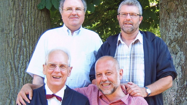 Das Foto von 2009 zeigt Heinrich Sackmann (hinten links) mit den Redaktionsmitgliedern des „Kerklintler Swinegels“ Ulrich Freitag (neben ihm) sowie Peter Eckermann und Hermann Meyer. Es fehlt Wilfried Liebetruth.