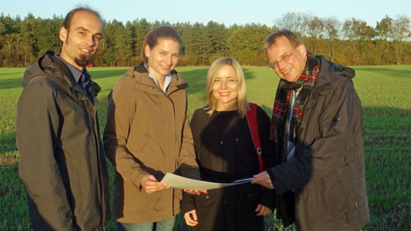 (von links nach rechts) Markus Birnkraut, Anne-Christin Hake, Dörte Liebetruth und Richard Eckermann beim Vor-Ort-Termin in Weitzmühlen