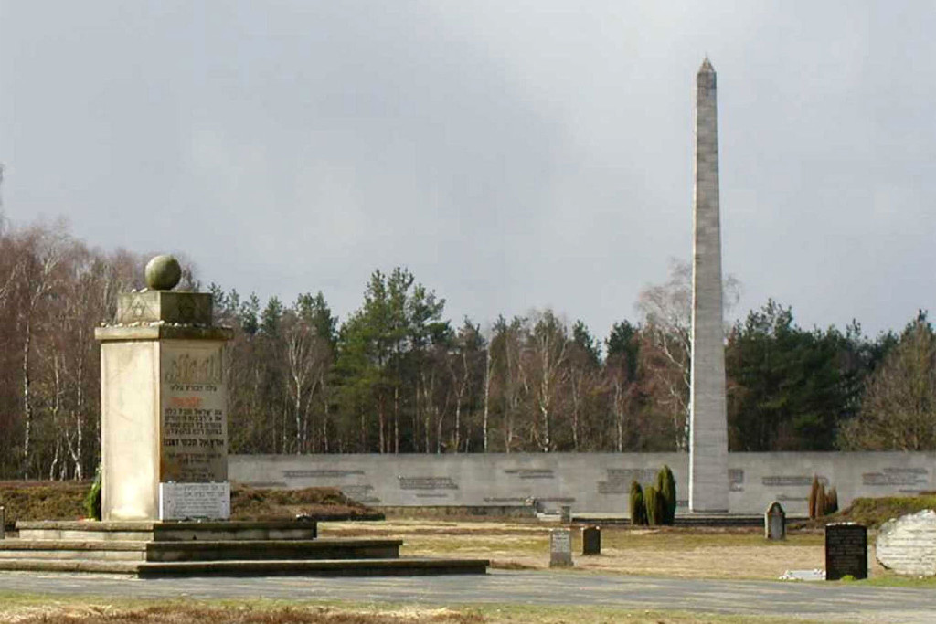 Gedenkstätte Bergen-Belsen: Jüdisches Denkmal, Obelisk und Inschriftenwand. Foto Klaus Tätzler. Stiftung niedersächsische Gedenkstätten