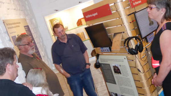 Harm Schmidt (Dritter von links) erläutert die Ausstellung im Kapitelhaus.