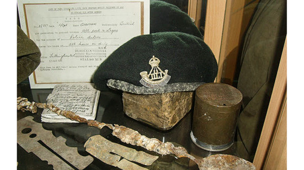 Ausstellungsgegenstände des Kriegsgefangenen britischen Soldaten Jack Graffam, der am 13. April 1945 befreit wurde. Foto: Military Museum