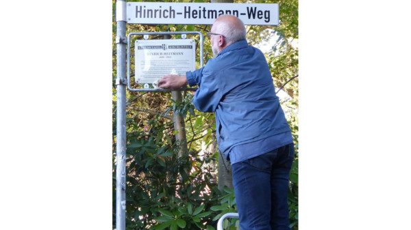 SPD reinigt Schilder am Hinrich-Heitmann-Weg