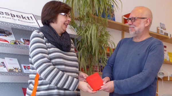 Wiebke Müller erhält das rote Mitgliedsbuch der SPD