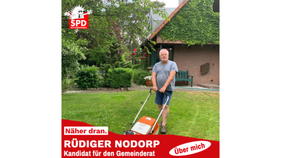 Rüdiger Nodorp beim Rasenmähen