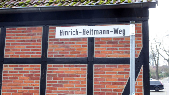 Foto: Neues Schild Hinrich-Heitmann-Weg