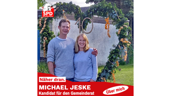 Michael Jeske mit seinr Frau unter einemKranz zum10. Hochzeitstag