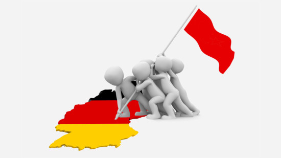 Menschen setzten eine rote Fahne auf den Umrich Deutschlands