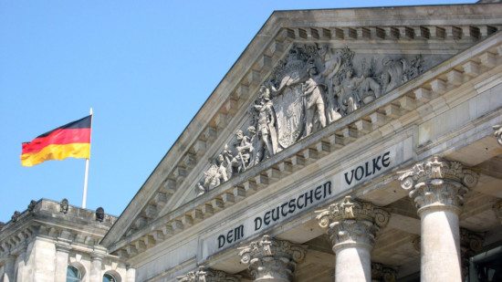 Bil vom Reichstag mit deutscher Fahne